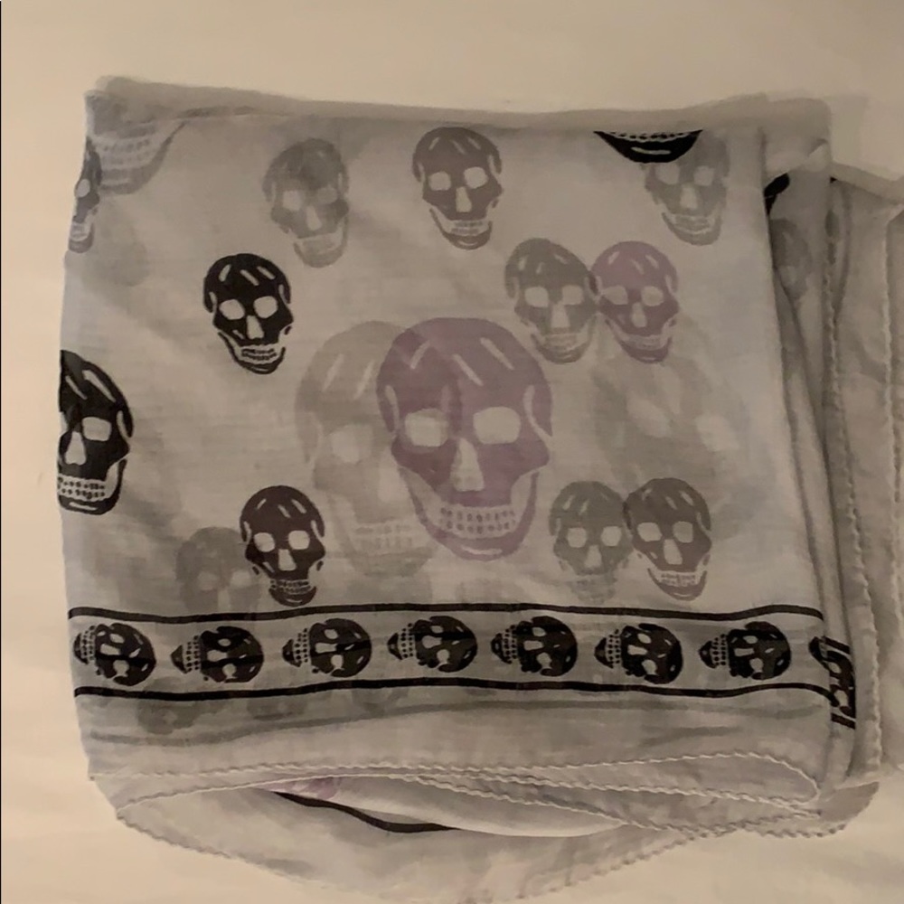 COPY - Alexander McQueen Skull Scarf